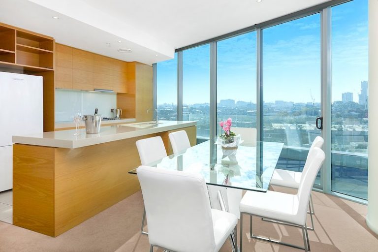 Three Bedroom Holiday Apartments Docklands Melbourne